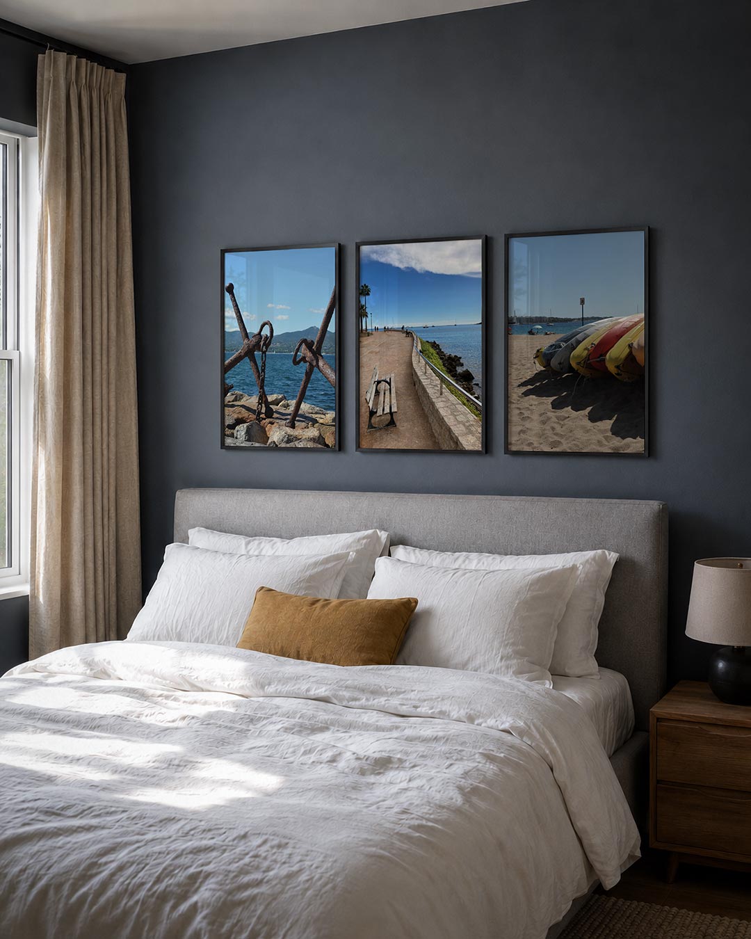Anker en zee posterset – derde productweergave – twee verweerde ankers rusten op rotsen aan de kust. De blauwe zee en lucht