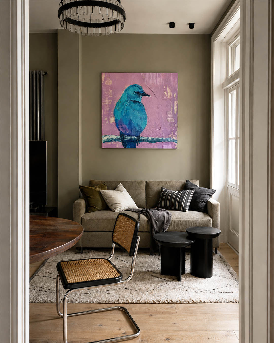 Vogelsilhouet op tak kunstwerk – tweede productweergave – dit werk toont een vogel in blauwe tinten tegen een roze