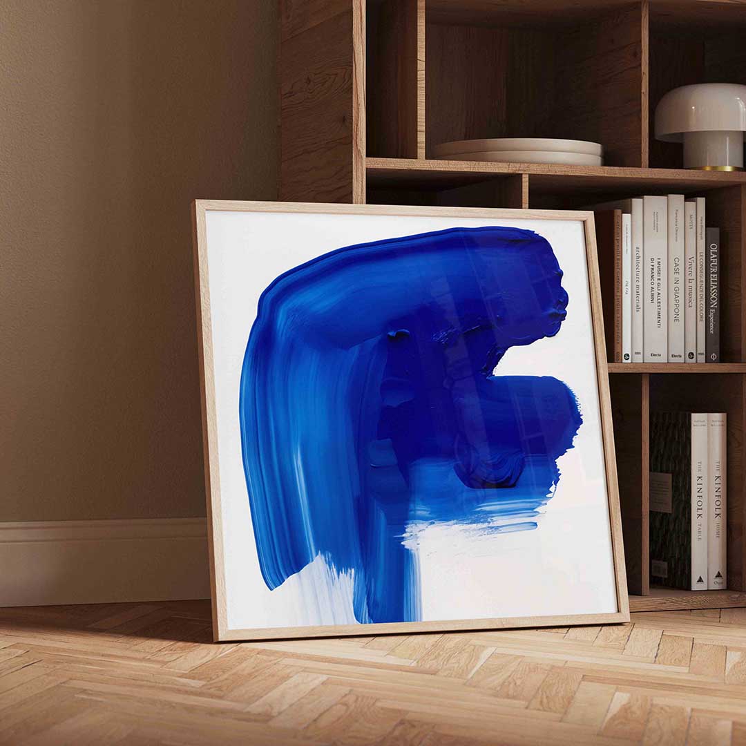 Blauwe penseelstreek – moderne wandkunst met kleur en vormen als poster