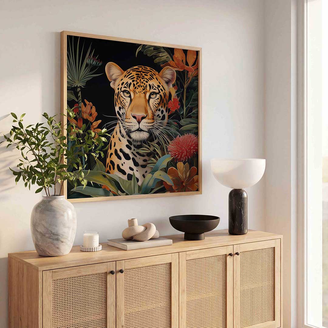 Luipaard tussen bloemen – tropische poster in vierkant formaat