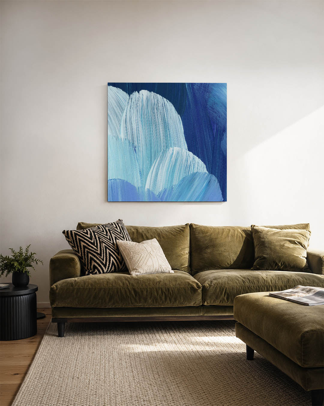Golvende blauwe penselen kunstwerk – sfeerbeeld – dit werk toont vloeiende penseelstreken in verschillende tinten blauw. De