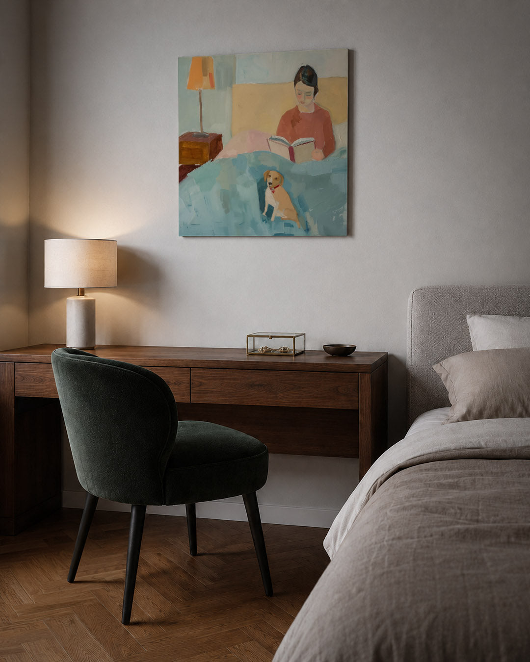Lezende vrouw met hond kunstwerk – sfeerbeeld – een vrouw leest een boek in bed, omringd door zachte kleuren. Een hond zit op