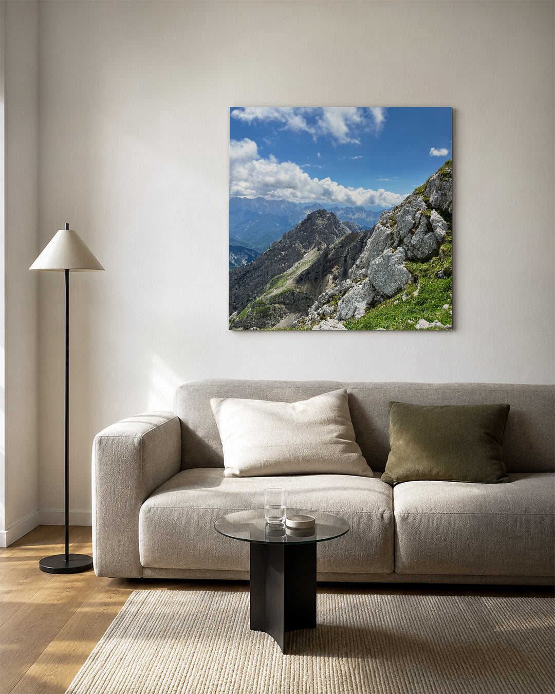 Berglandschap met wolken kunstwerk – vierkante wanddecoratie – deze kunstwerk toont een indrukwekkend berglandschap met ruige
