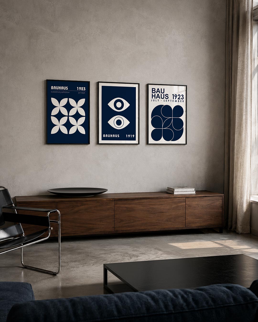 Vorm en kleur posterset – tweede productweergave – donkerblauwe achtergrond met witte bloemachtige vormen. Strakke lijnen en