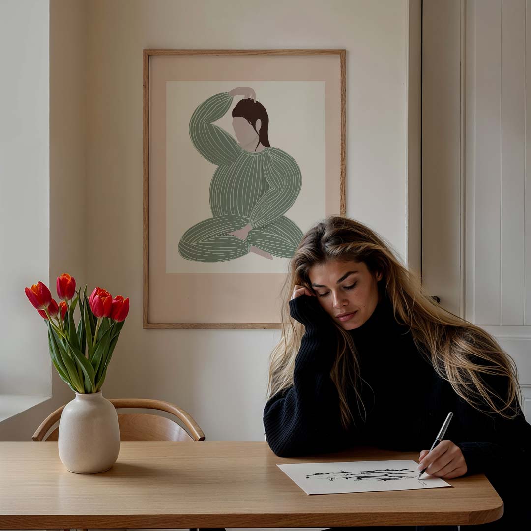 Serene Elegantie: Stijlvolle Vrouw in Rust – staande muurposter voor een modern interieur