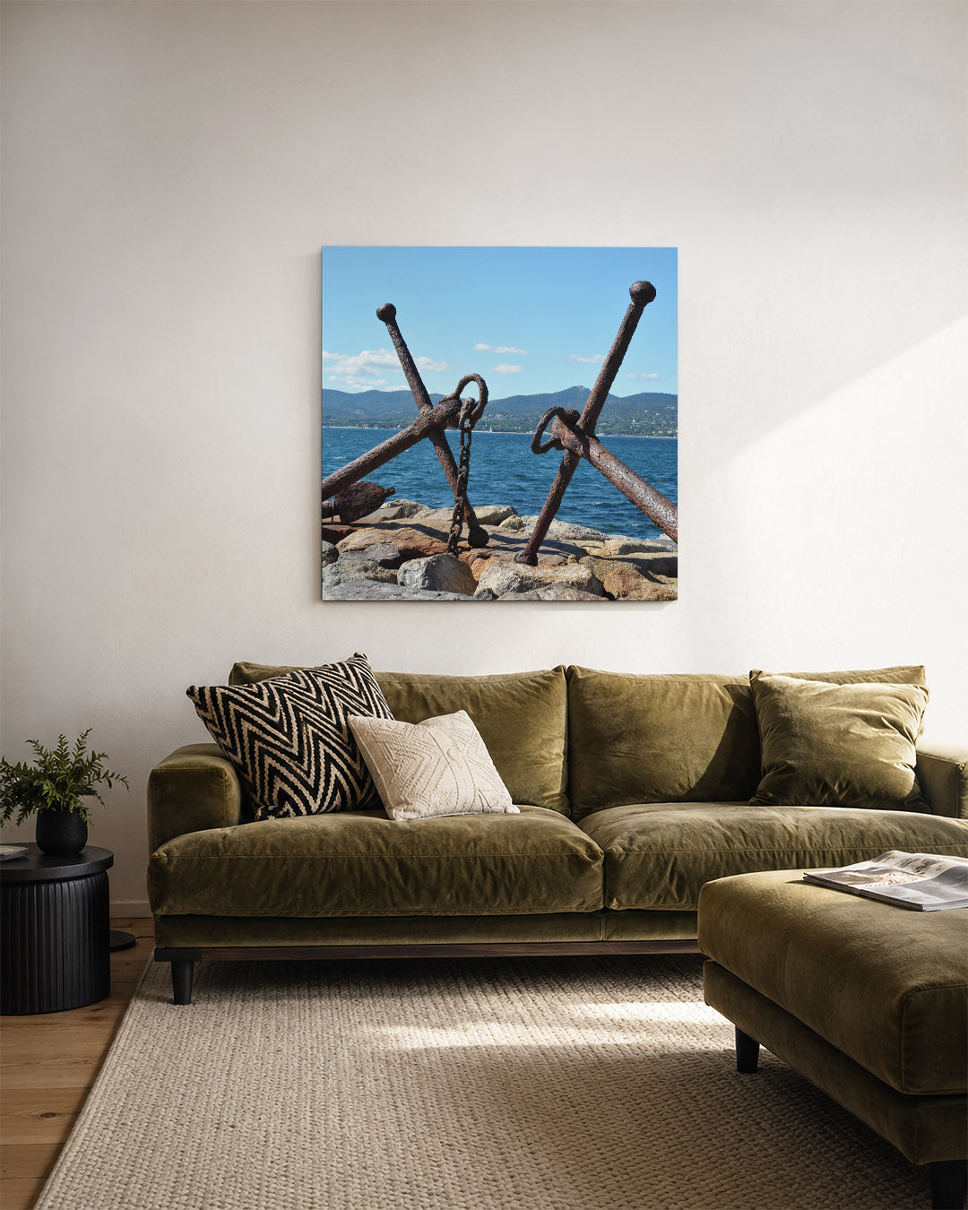 Ankers aan zee kunstwerk – derde productweergave – twee verweerde ankers rusten op rotsen aan de kust, met een blauwe zee en