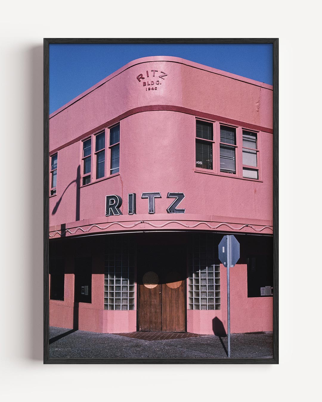 Retro Roze Ritz Gebouw – zomer portret poster als wanddecoratie