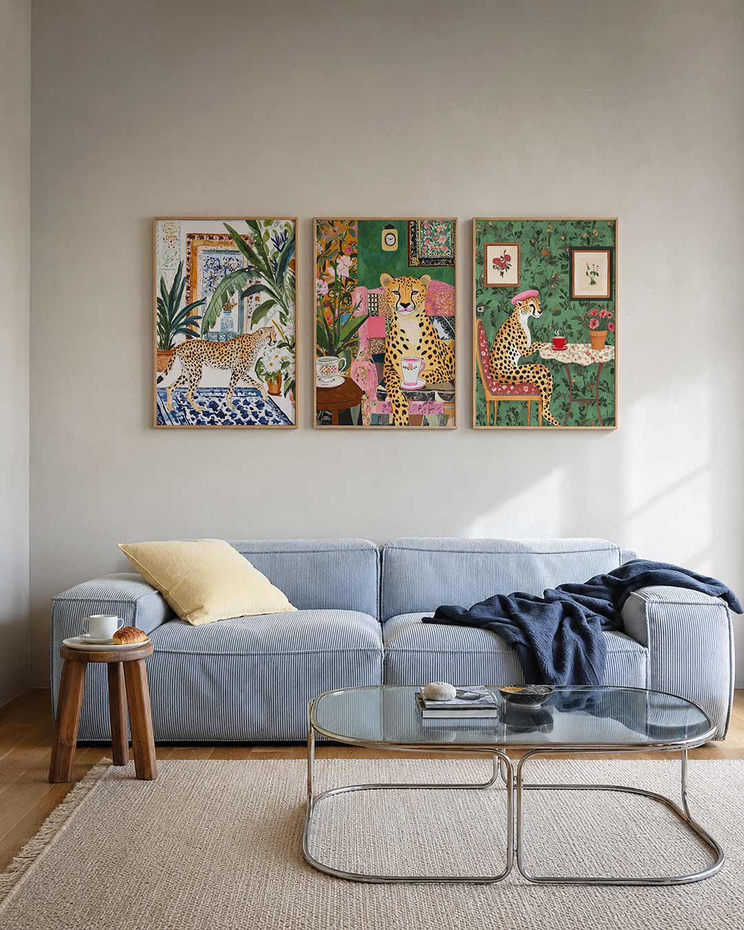 Jungle interieur posterset – tweede productweergave – een luipaard wandelt door een weelderige kamer vol planten