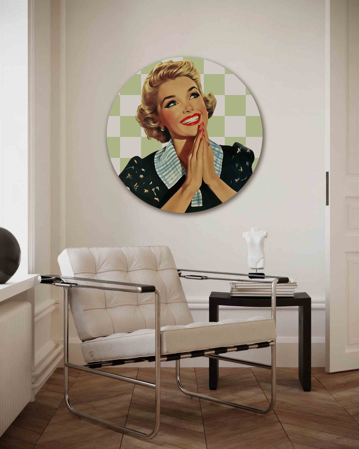 Vrouw met geruite achtergrond – Pop Art muurcirkel als ronde wanddecoratie