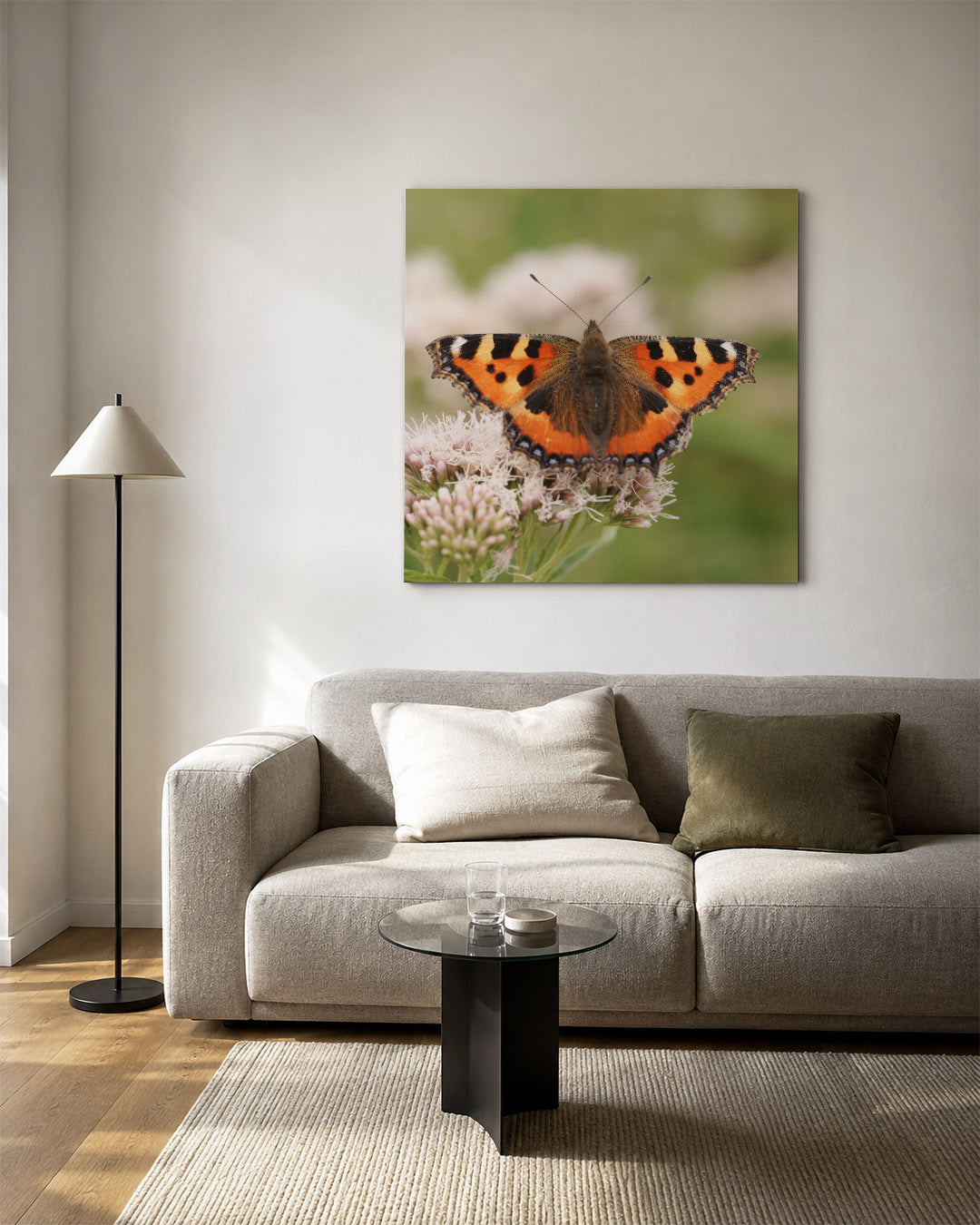 Vlinder op bloem kunstwerk – vierkante wanddecoratie – deze kunstwerk toont een kleurrijke vlinder met oranje en zwarte