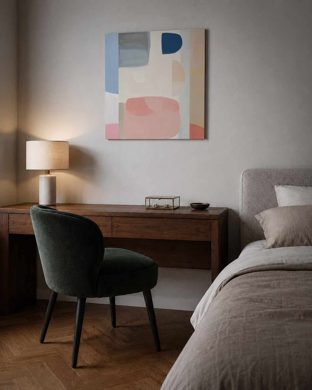Vormenspel in kleur kunstwerk – sfeerbeeld – dit werk toont een harmonie van zachte vormen en kleuren. Blauwe en roze vlakken