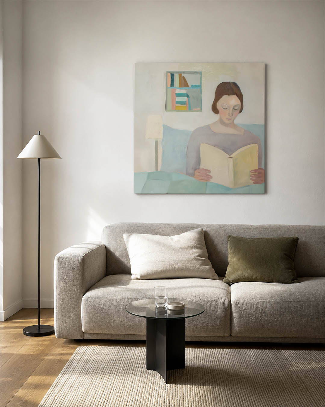 Vrouw leest boek kunstwerk – vierkante wanddecoratie – een vrouw leest een boek in een serene omgeving. Zachte kleuren en