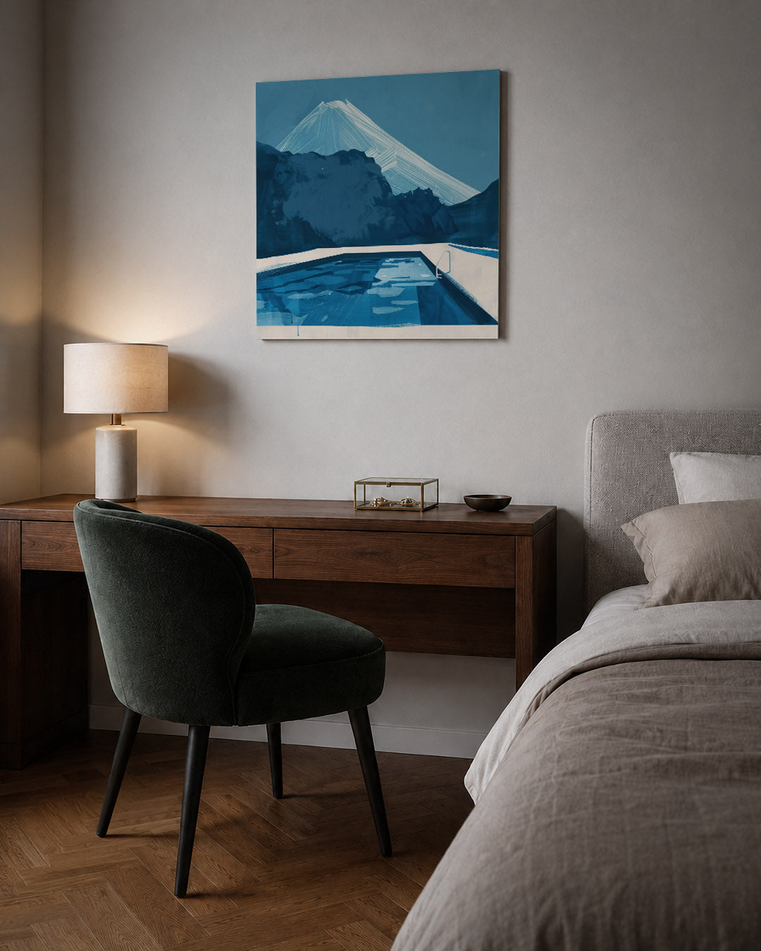 Blauwe berglandschap kunstwerk – sfeerbeeld – dit werk toont een serene berg met een zwembad op de voorgrond. De blauwe