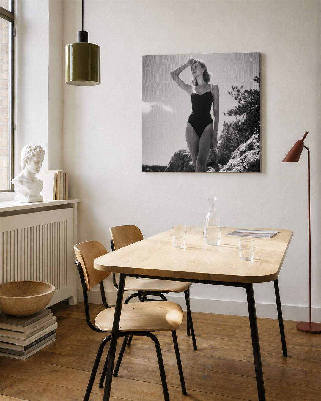 Zomerse elegantie kunstwerk – vierkante wanddecoratie – dit kunstwerk toont een vrouw in een badpak, staand op rotsen onder