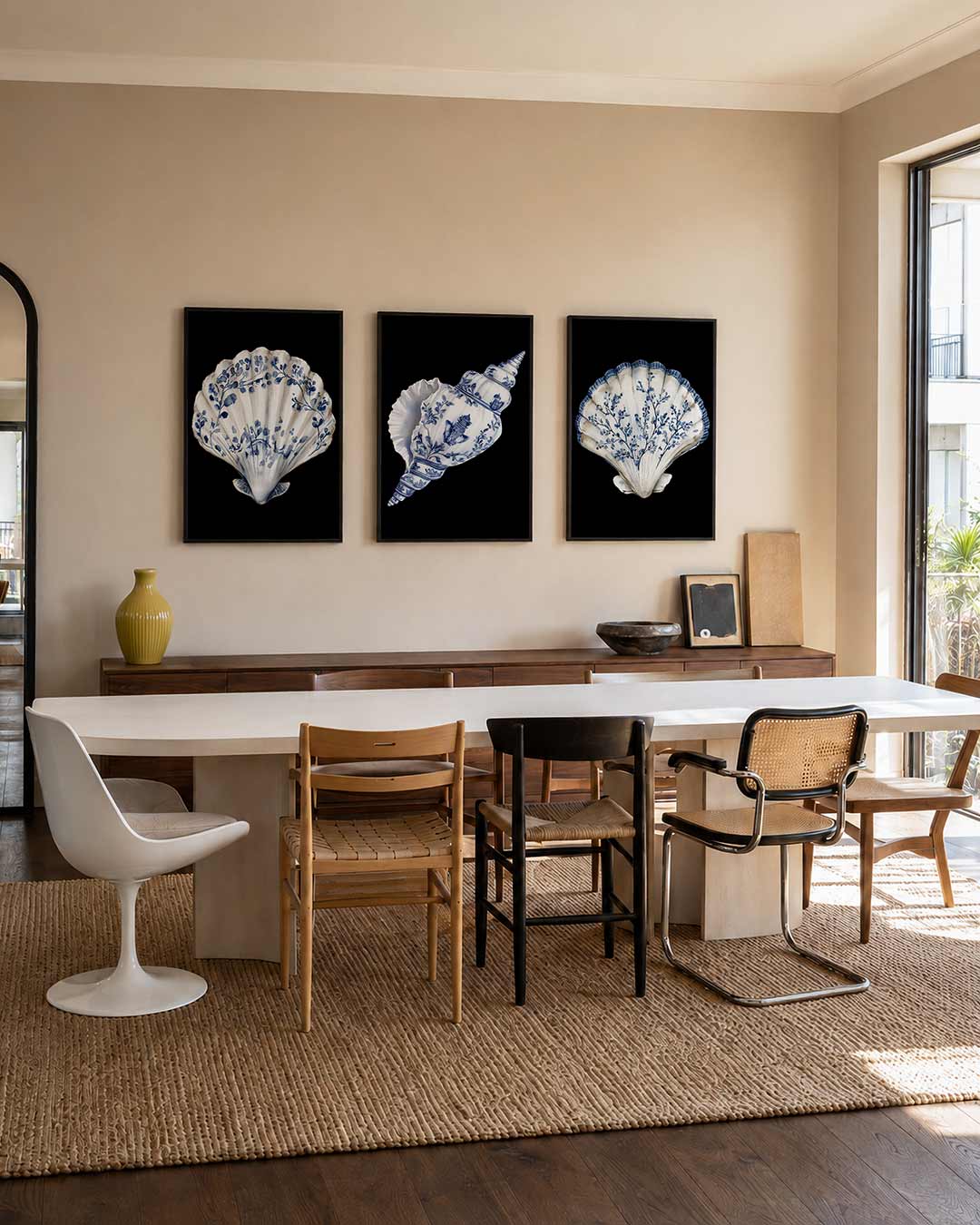 Blauwe schelpdetails posterset – derde productweergave – een delicate schelp met blauwe florale patronen op een