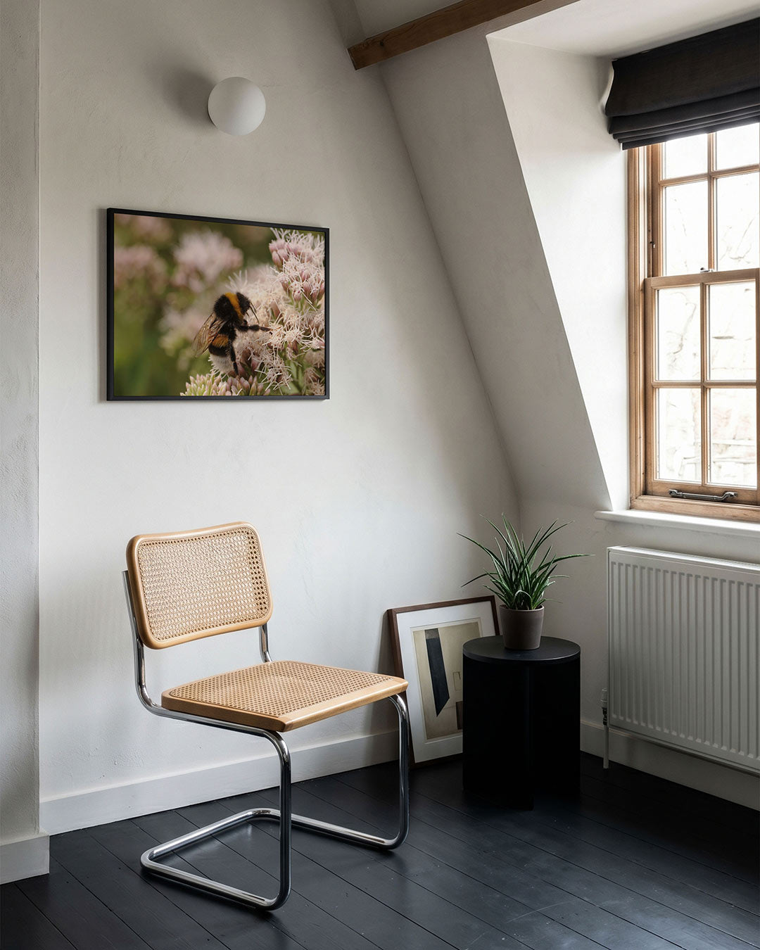 Abstracte poster – tweede productweergave – een abstracte poster met donkere tinten en een rustige visuele opbouw.