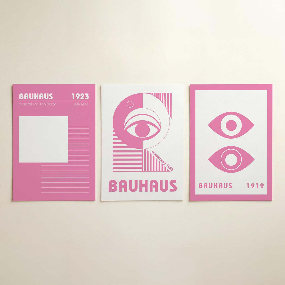 Roze lijnenspel posterset – detailweergave – een roze achtergrond met een groot wit vierkant en fijne horizontale lijnen aan