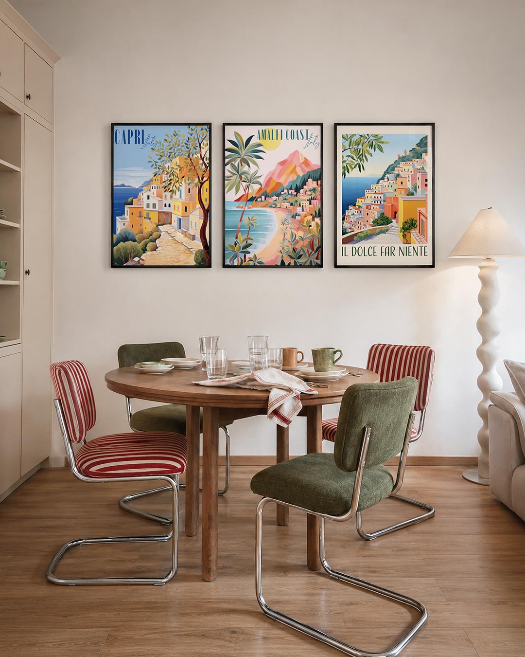 Zonnige kustlijn driedelige posterset – deze posterset in drie delen toont een levendig dorp aan zee