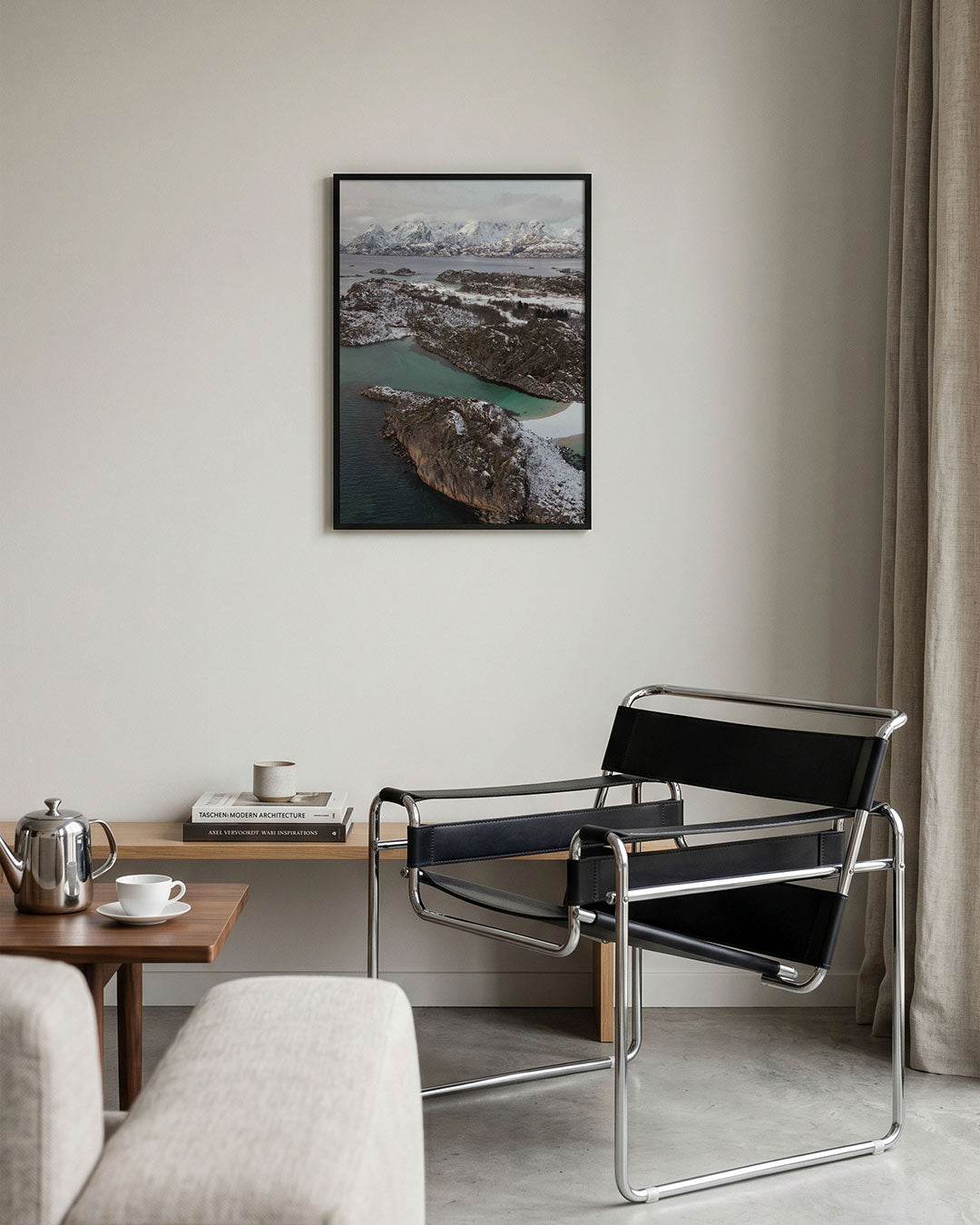Berglandschap met sneeuw poster – tweede productweergave – een serene scène van besneeuwde bergen en turquoise water, met een