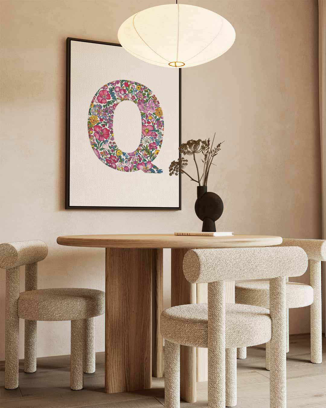 Bloemenletter Q – kunstwerk met zwarte baklijst
