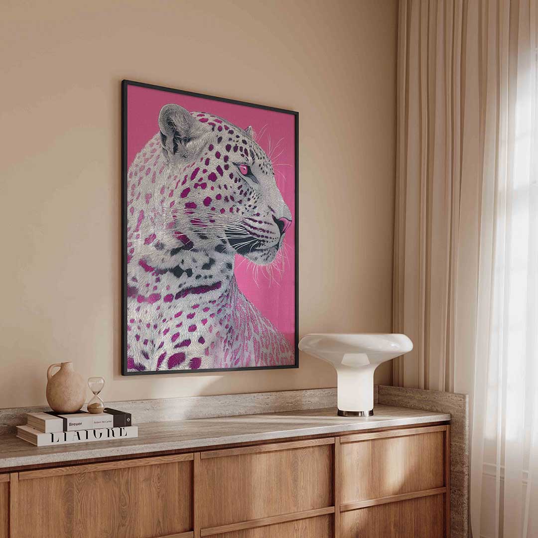 Luipaard op roze – kleurrijke Pop Art poster in staand formaat