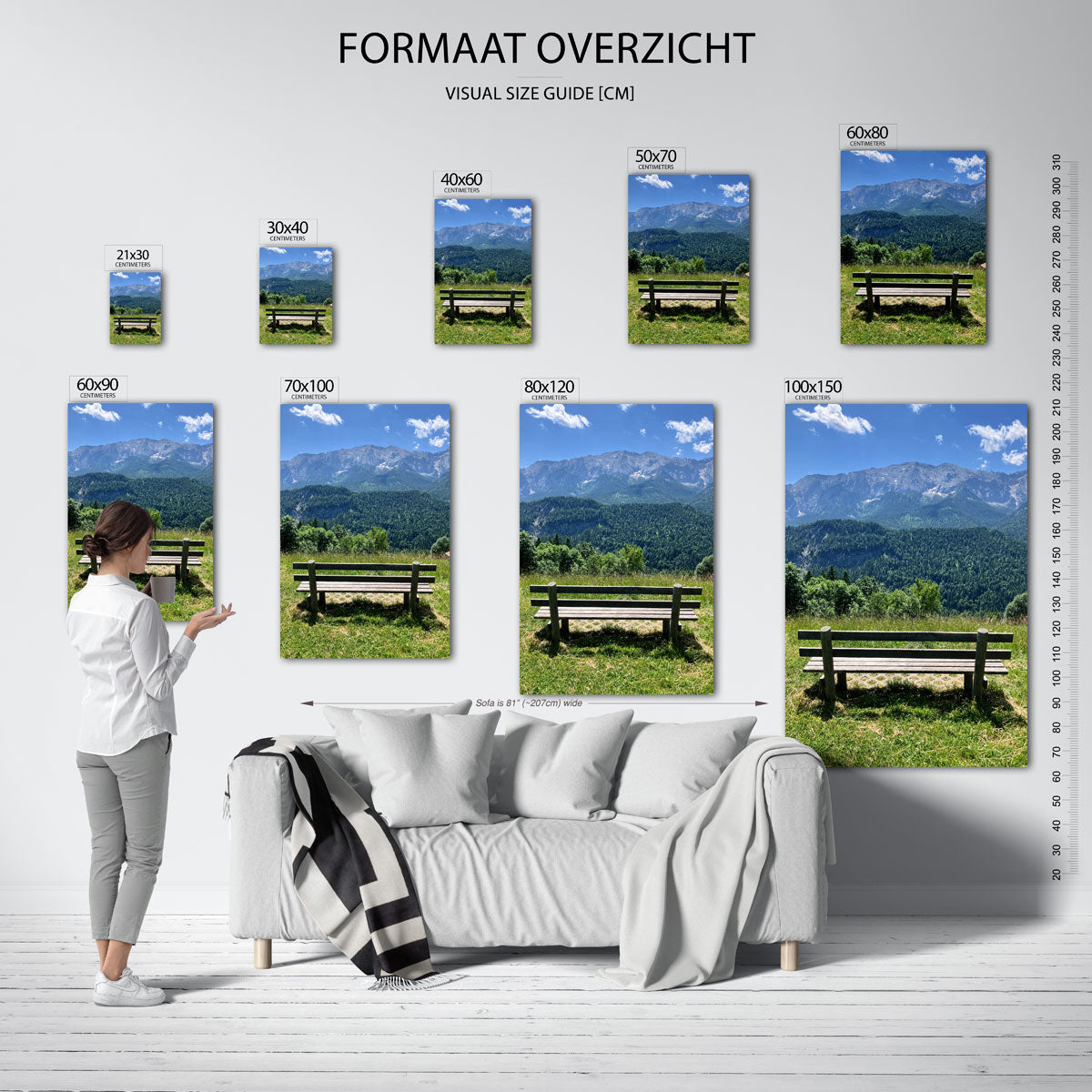 Berglandschap poster – sfeerbeeld – een houten bankje staat op een groene heuvel met uitzicht op een berglandschap onder een