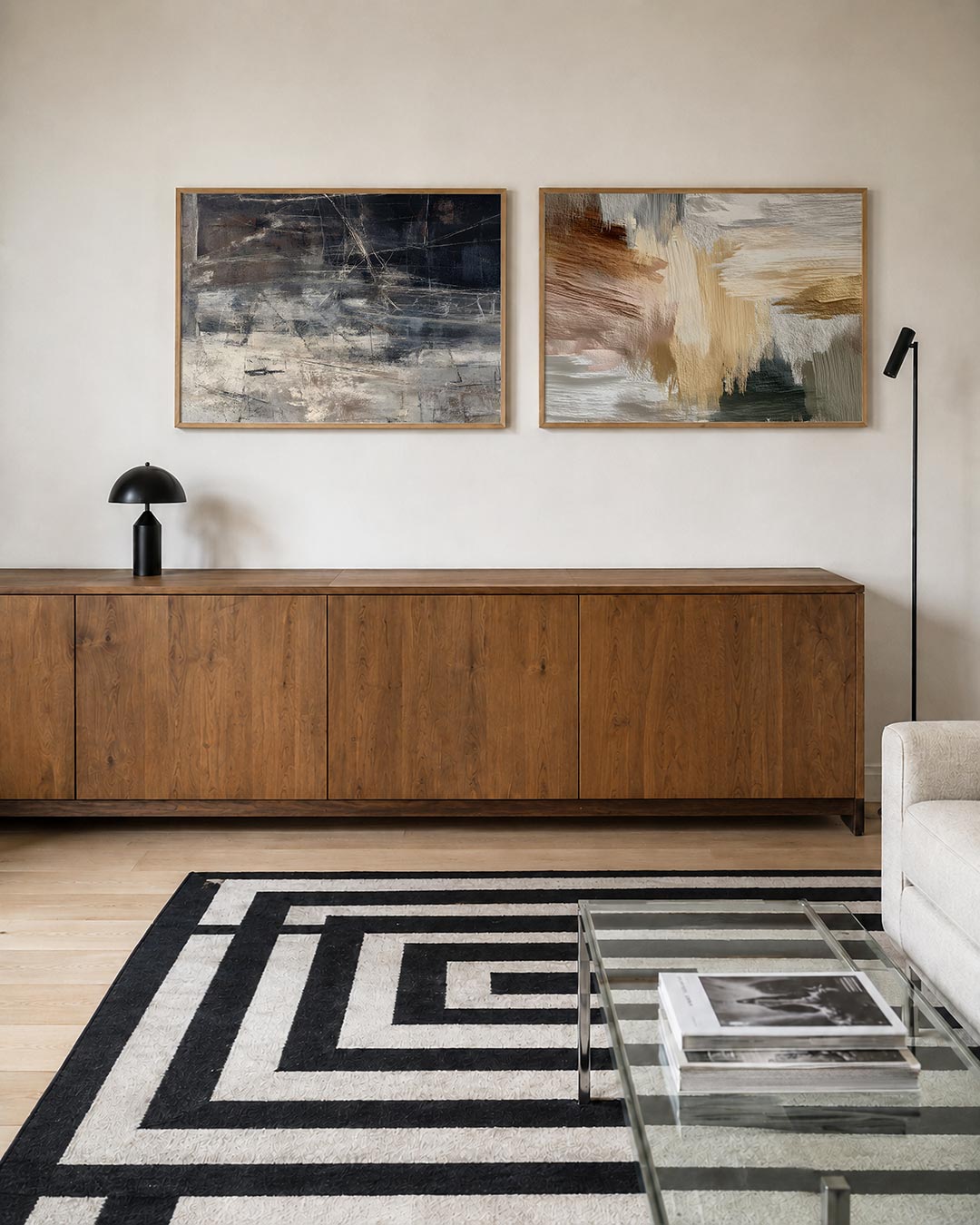 Twee liggende posters met fijne kleurvlakken, aan de muur in een interieur