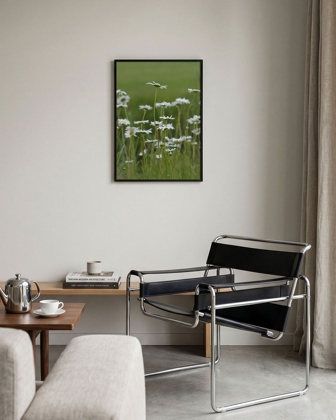 Bloemen in weide poster – tweede productweergave – deze poster toont een weide vol witte bloemen tegen een groene