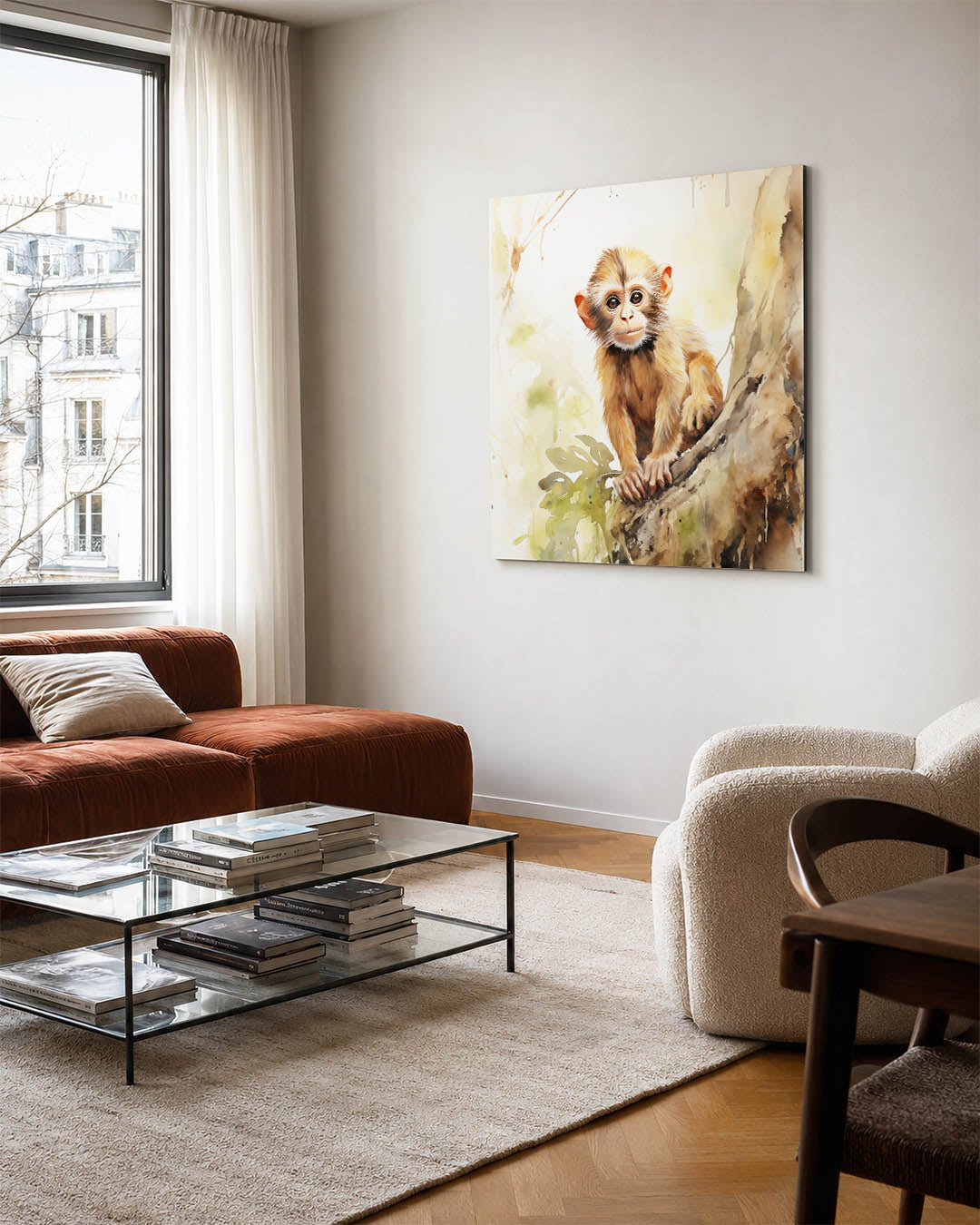 Jonge aap op boom kunstwerk – vierkante wanddecoratie – dit werk toont een jonge aap op een boomstam, omringd door zachte