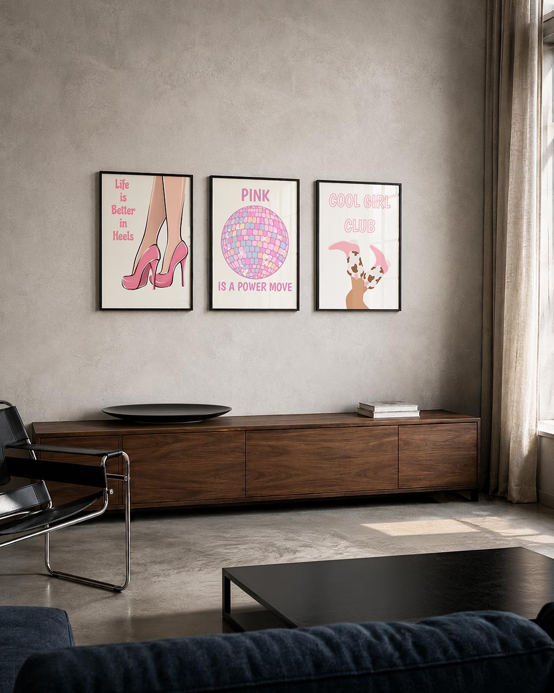 Roze schoenen statement posterset – tweede productweergave – twee benen in roze hakken met speelse tekst links