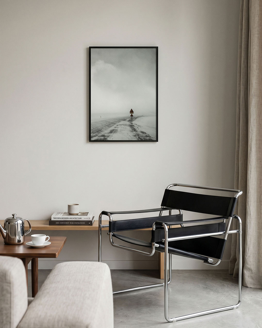Mistige weg poster – tweede productweergave – een verlaten weg in een mistig landschap met een verkeersbord. De grijstinten