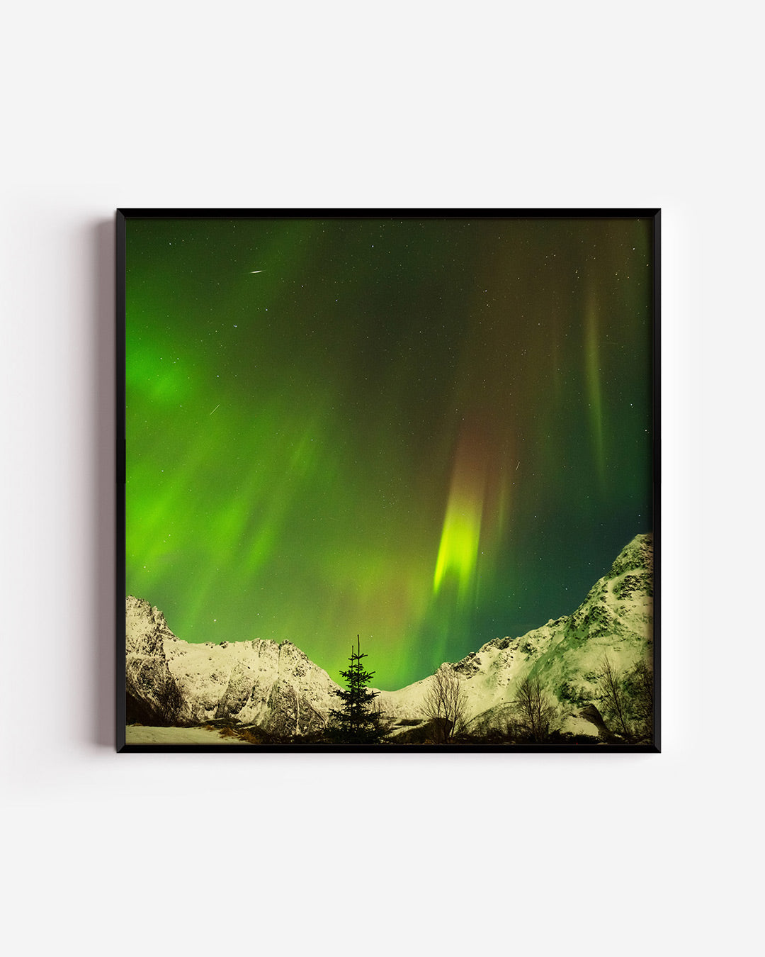 Noorderlicht boven bergen poster – vierkante wanddecoratie – deze poster toont een adembenemend landschap met het
