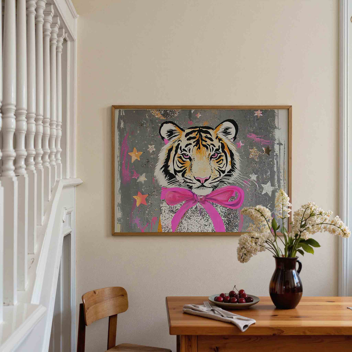 Tijger met roze strik – dieren poster in liggend formaat