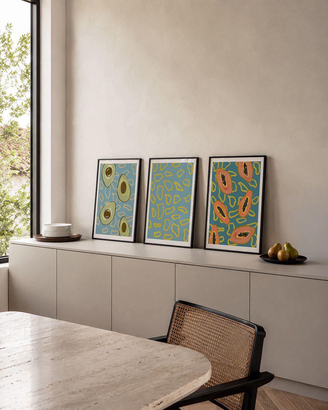 Avocado ritme posterset – detailweergave – deze posterset toont speelse avocadohelften op een turquoise