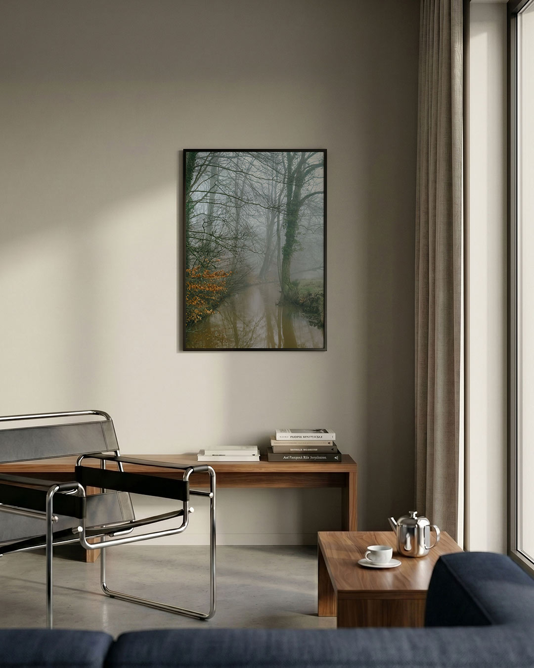 Mistig boslandschap poster – detailweergave – een boslandschap met mistige bomen en een rustige stroom. De zachte kleuren en