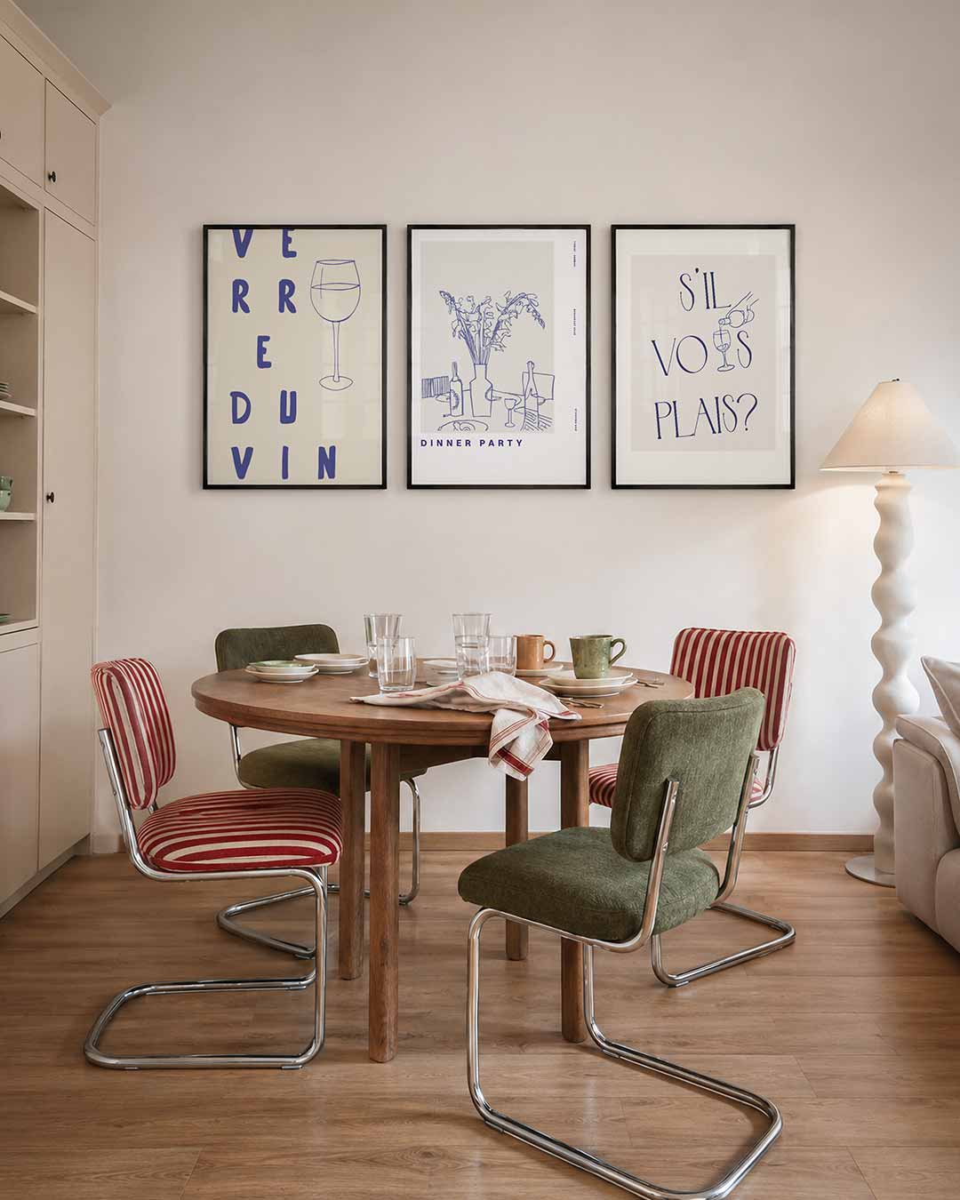 Wijn en woorden driedelige posterset – heldere blauwe letters vormen een speelse verticale compositie