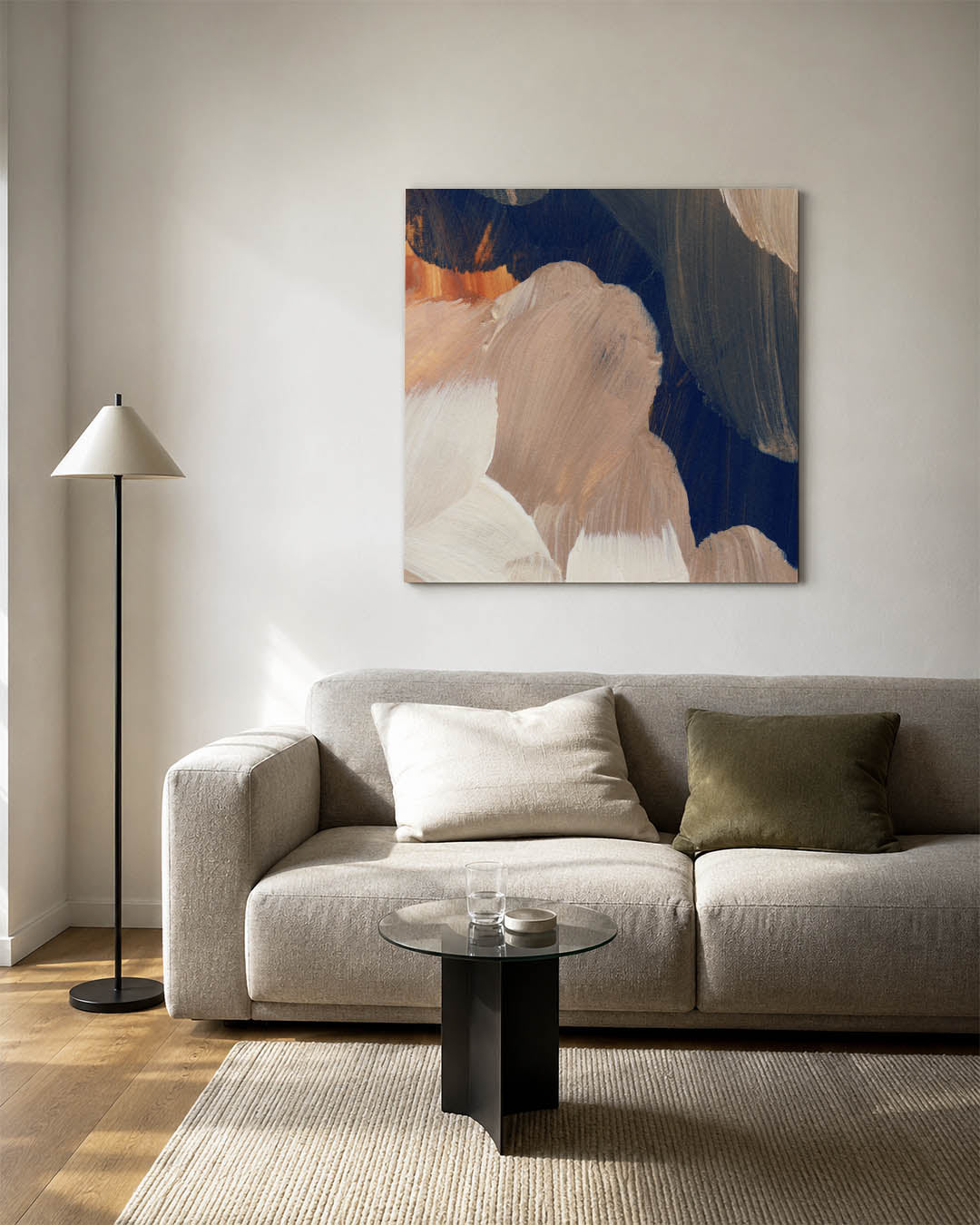 Abstracte kunstwerk – detailweergave – dit kunstwerk toont vloeiende penseelstreken in beige, wit en donkerblauw. De kleuren