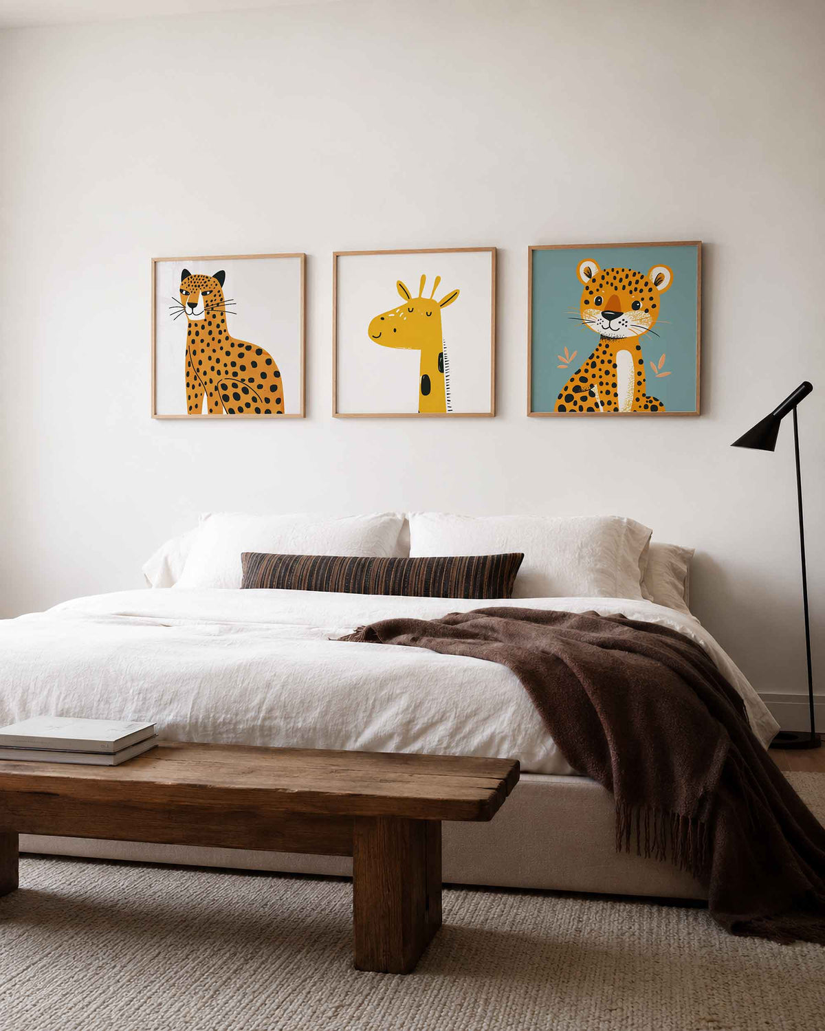 Interieurpresentatie van een driedelige vierkante posterset met gele dieren