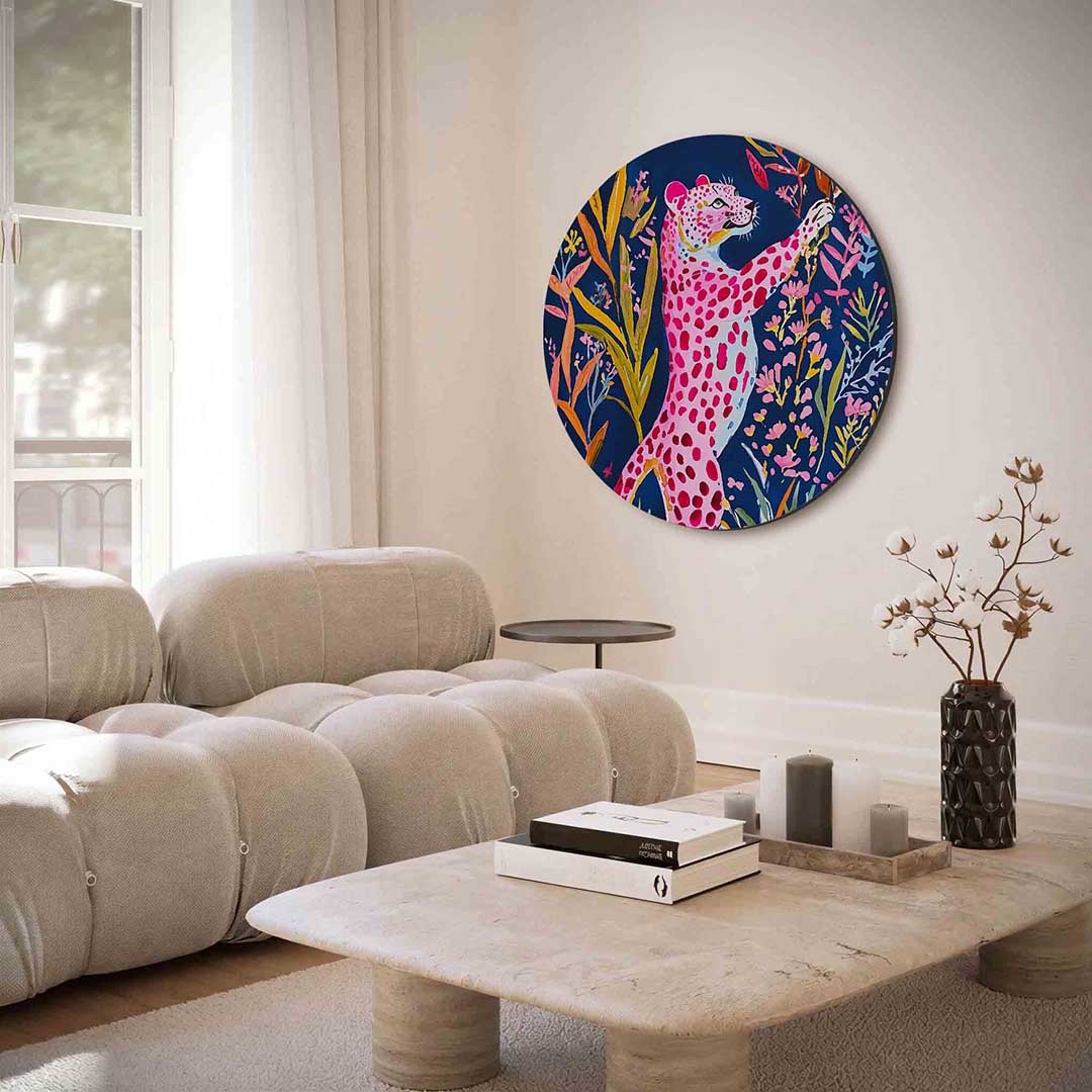 Roze luipaard met bloemen – portret muurcirkel als ronde muurdecoratie