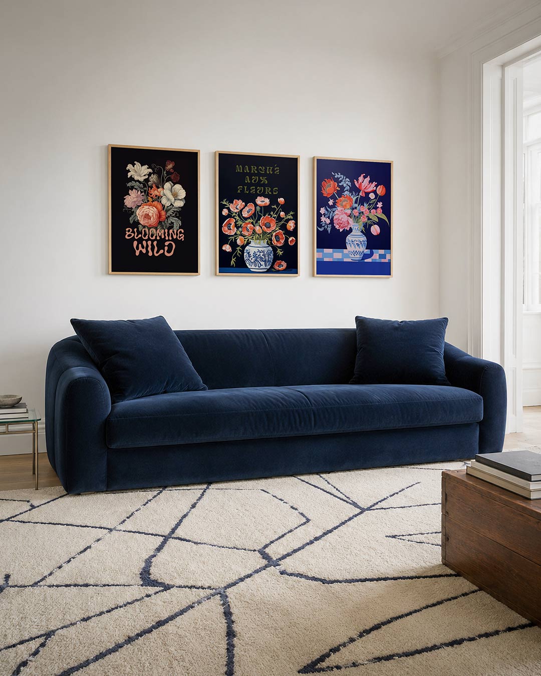 Bloemenpracht driedelige posterset – een weelderige bloemencompositie op een donkere achtergrond