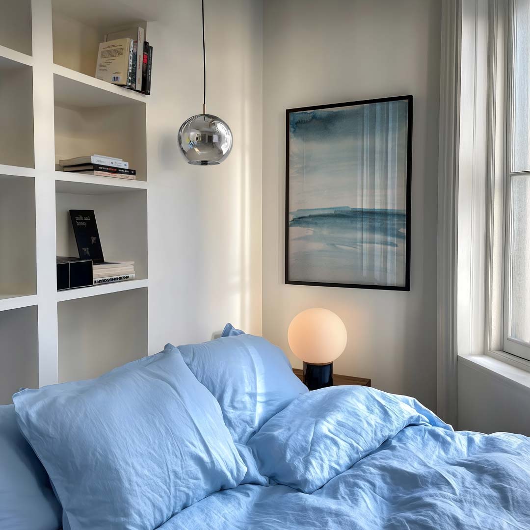 Rustgevende Blauwe Waterverf – staande kleurrijke abstracte wanddecoratie van WallArtistic