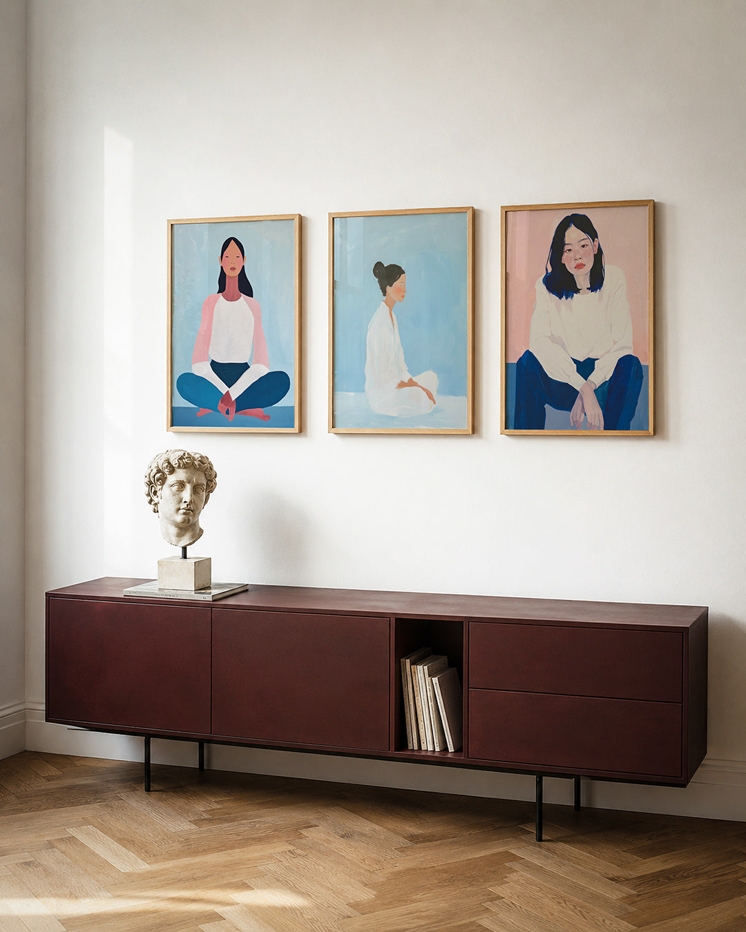 Kleurrijke rust posterset – tweede productweergave – een serene figuur zit gekruist op een blauwe achtergrond