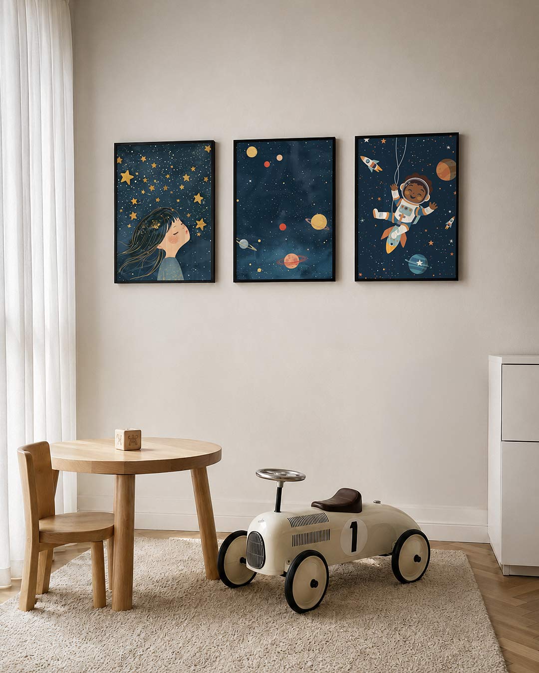 Sterrenhemel droom posterset – tweede productweergave – een tafereel met een kind dat omhoog kijkt naar een hemel