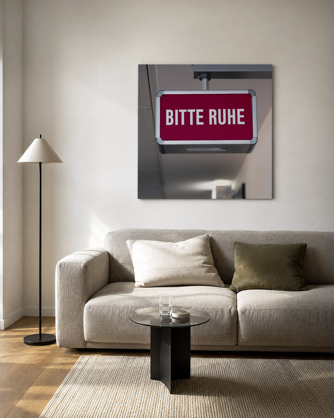 Rustig verzoek bord kunstwerk – vierkante wanddecoratie – een rechthoekig bord met een rode achtergrond en witte tekst. Het