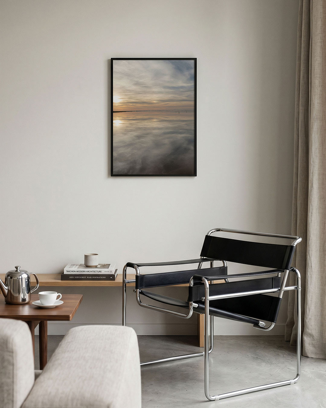 Rustige zonsondergang poster – tweede productweergave – een zonsondergang boven een kalm wateroppervlak met zachte wolken en