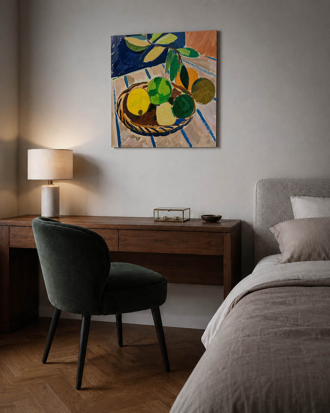 Fruit en bladeren kunstwerk – sfeerbeeld – dit werk toont een mand met kleurrijk fruit en bladeren. De levendige kleuren en