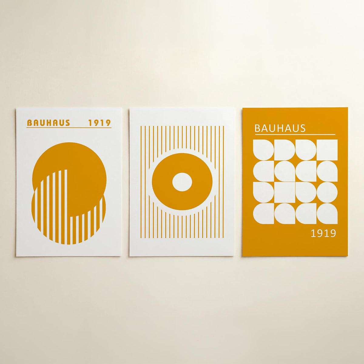 Cirkel en strepen posterset – detailweergave – deze posterset in drie delen toont een grote oranje cirkel met verticale witte