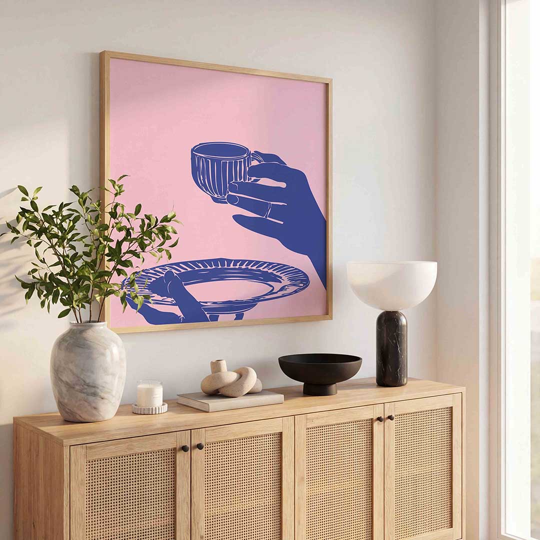 Handen met kop en schotel – kleurrijke poster in vierkant formaat