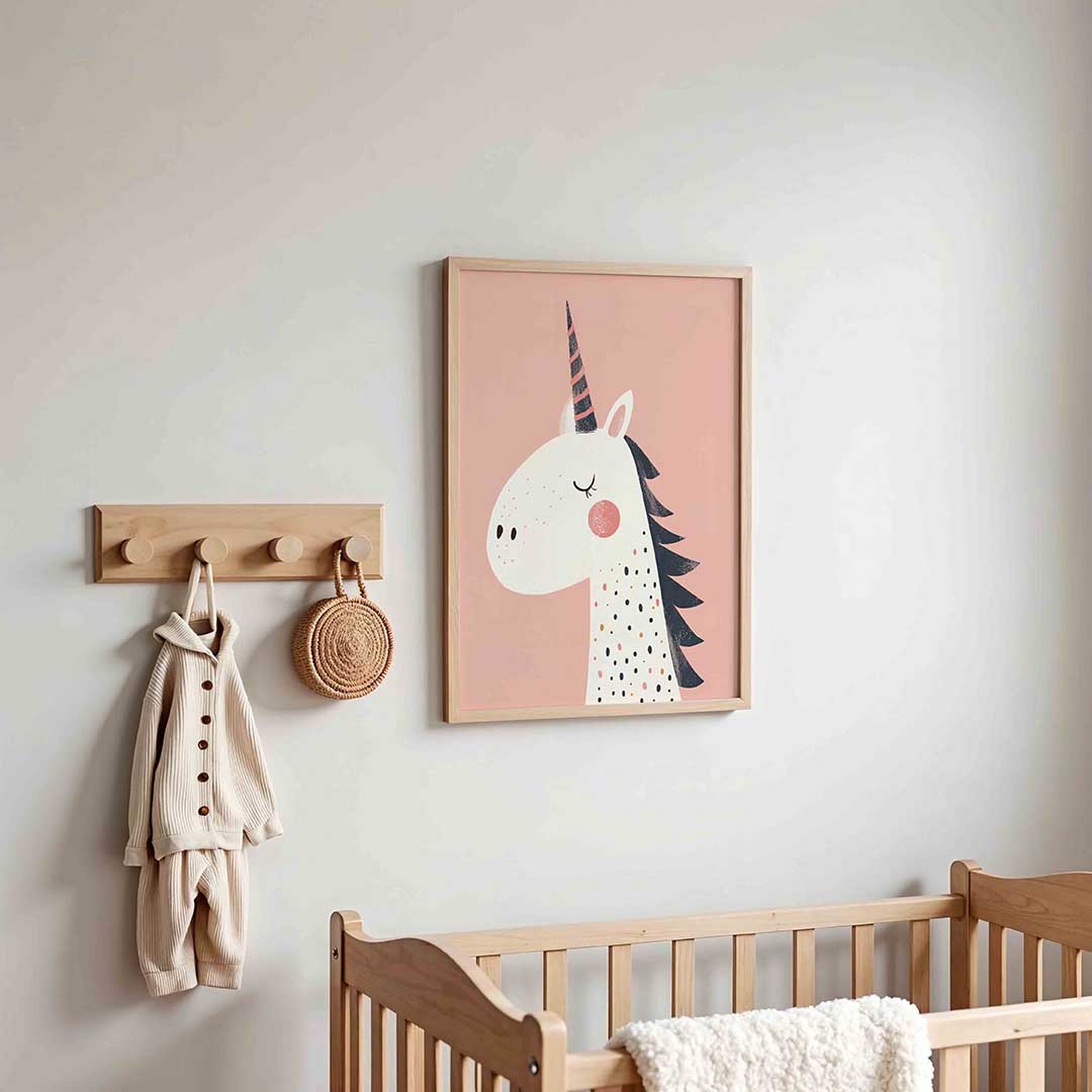 Eenhoorn met roze achtergrond – kinderposter in staand formaat