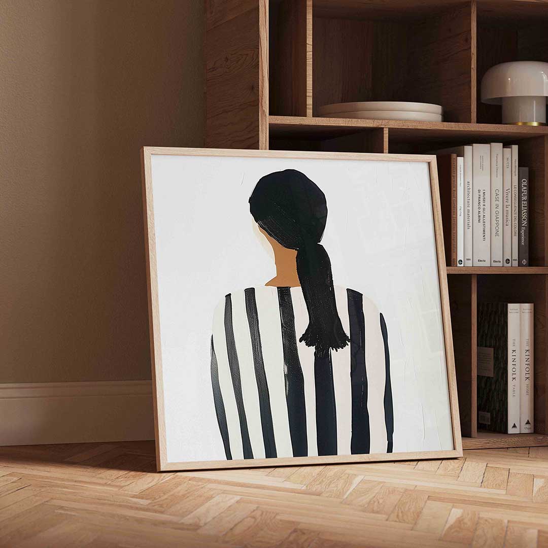 Vrouw met gestreepte trui – vierkante portret wanddecoratie van WallArtistic
